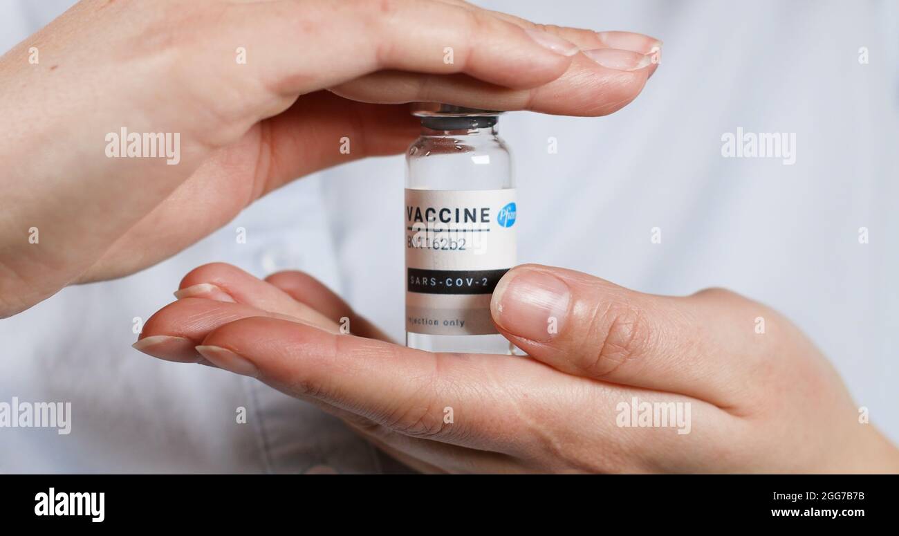 Odessa, Ukraine - 9 décembre 2020 : un scientifique ou un médecin porte un nouveau vaccin BNT162b2 pour l'injection de volontaires humains contre le COV-SRAS Banque D'Images