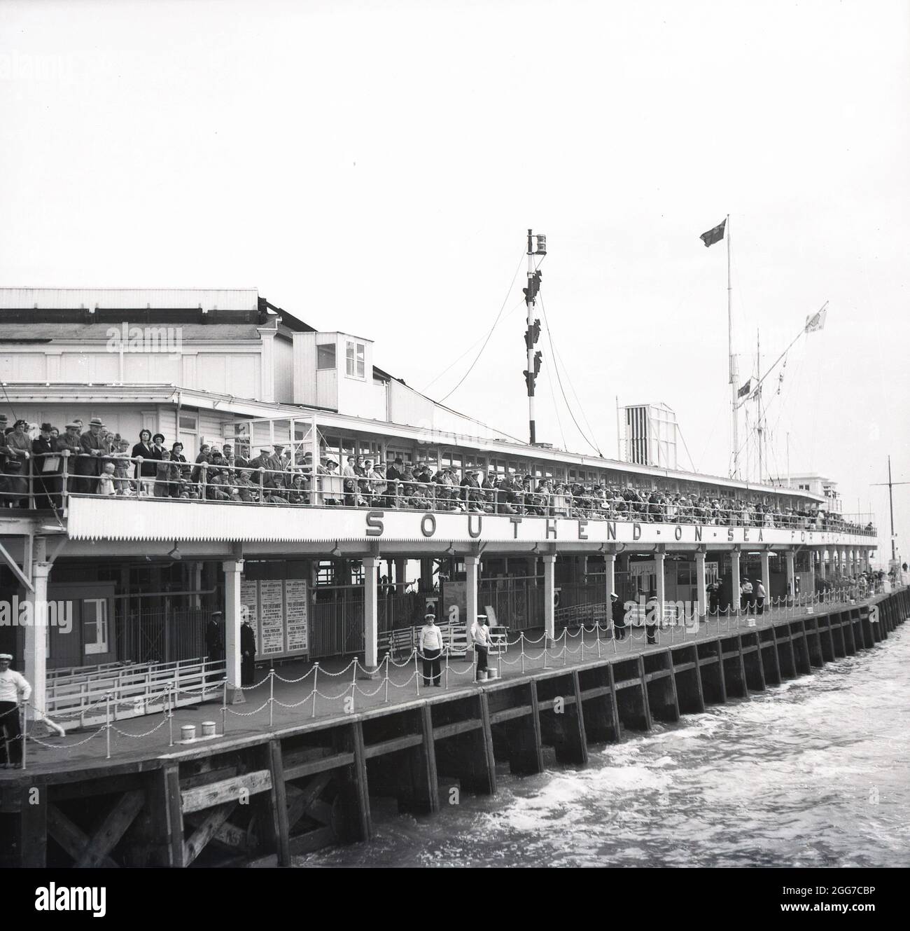 1948, historique, un grand nombre de personnes se sont rassemblées au bout de la longue jetée de Southend on Sea, Essex, Angleterre, Royaume-Uni, pour observer un quai de navire. Southend Pier, qui s'étend sur plus d'un kilomètre jusqu'à l'estuaire de la Tamise, est la plus longue jetée de plaisance du monde. Une jetée en bois a été ouverte en 1830, et une jetée en fer la remplace en 1889. En 1929, la jetée a été prolongée. Banque D'Images