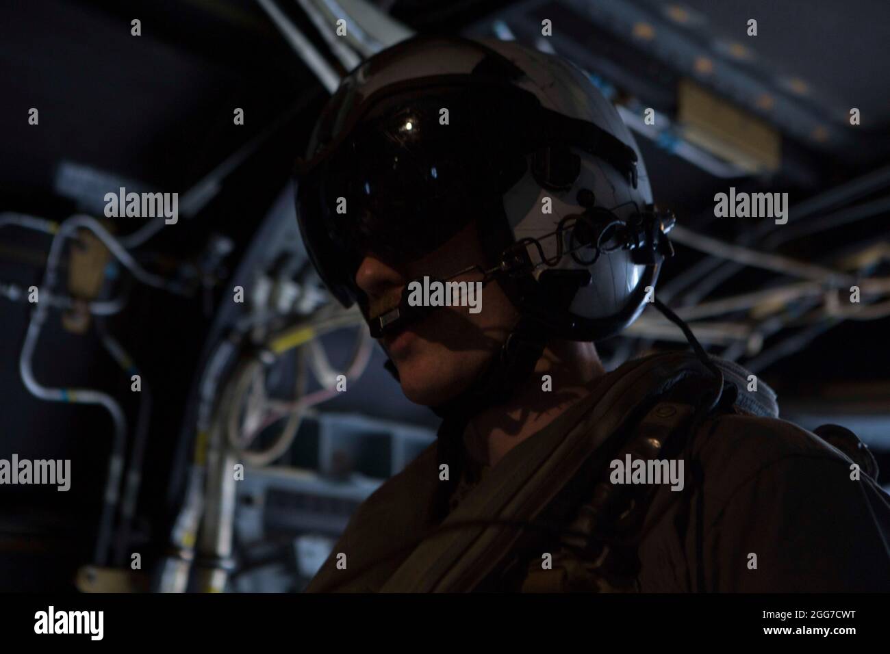 2100405-M-GJ479-202, USS IWO JIMA, Océan Atlantique, 5 avril 2021- Cpl. Marine des États-Unis Ezra Lanctot, chef d'équipage du Medium Tiltrotor Squadron 162 (renforcé), 24e Marine Expeditionary Unit (MEU), prend des précautions de sécurité car Marines et marins sont assis à l'intérieur d'un MV-22B Osprey lors d'un exercice de soins en route à bord du navire d'assaut amphibie de classe Wasp USS Iwo Jima (LHD 7), le 5 avril 2021. Le 24e MEU, embarqué avec le Iwo Jima Amphiobie Ready Group, est déployé dans la zone d'opérations de la 6e flotte des États-Unis pour soutenir les intérêts de sécurité nationale des États-Unis en Europe et en Afrique. (É.-U. Marine C Banque D'Images