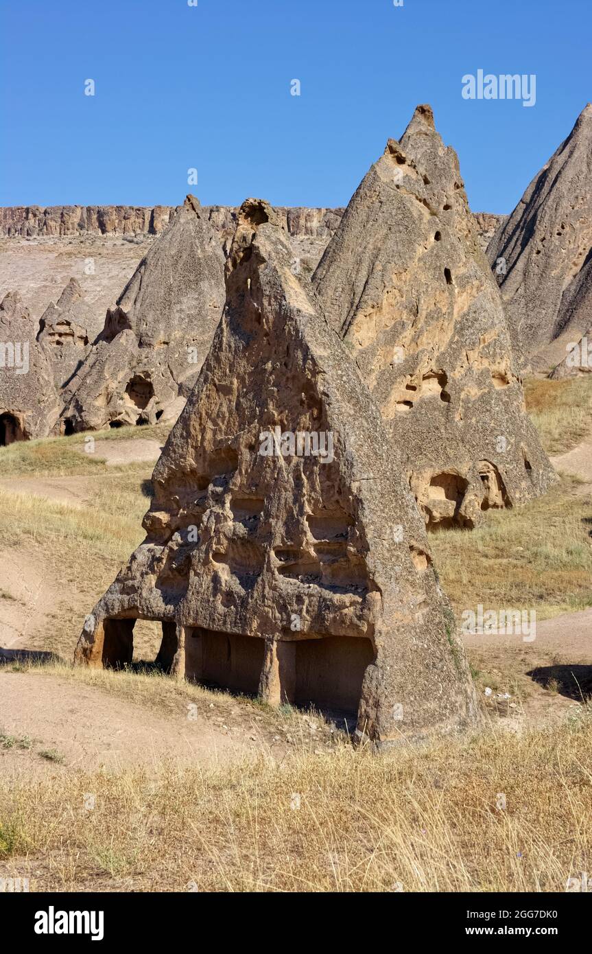 Monument de la nature et du tourisme en Turquie Fairy Chimneys avec une maison de grotte découpée en roche à Selime-Yaprakhisar Banque D'Images