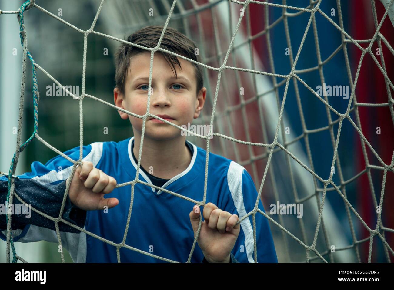 Portrait d'un garçon près de la porte sur le terrain de football. Banque D'Images