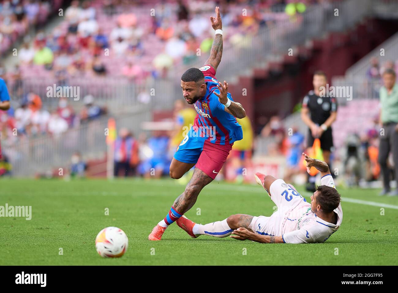 Barcelone, Espagne. . 29 août 2021. Memphis Depay du FC Barcelone en action avec Damian Suarez de Getafe CF pendant le match de la Ligue entre le FC Barcelone et Getafe CF au Camp Nou à Barcelone, Espagne. Crédit : DAX Images/Alamy Live News Banque D'Images