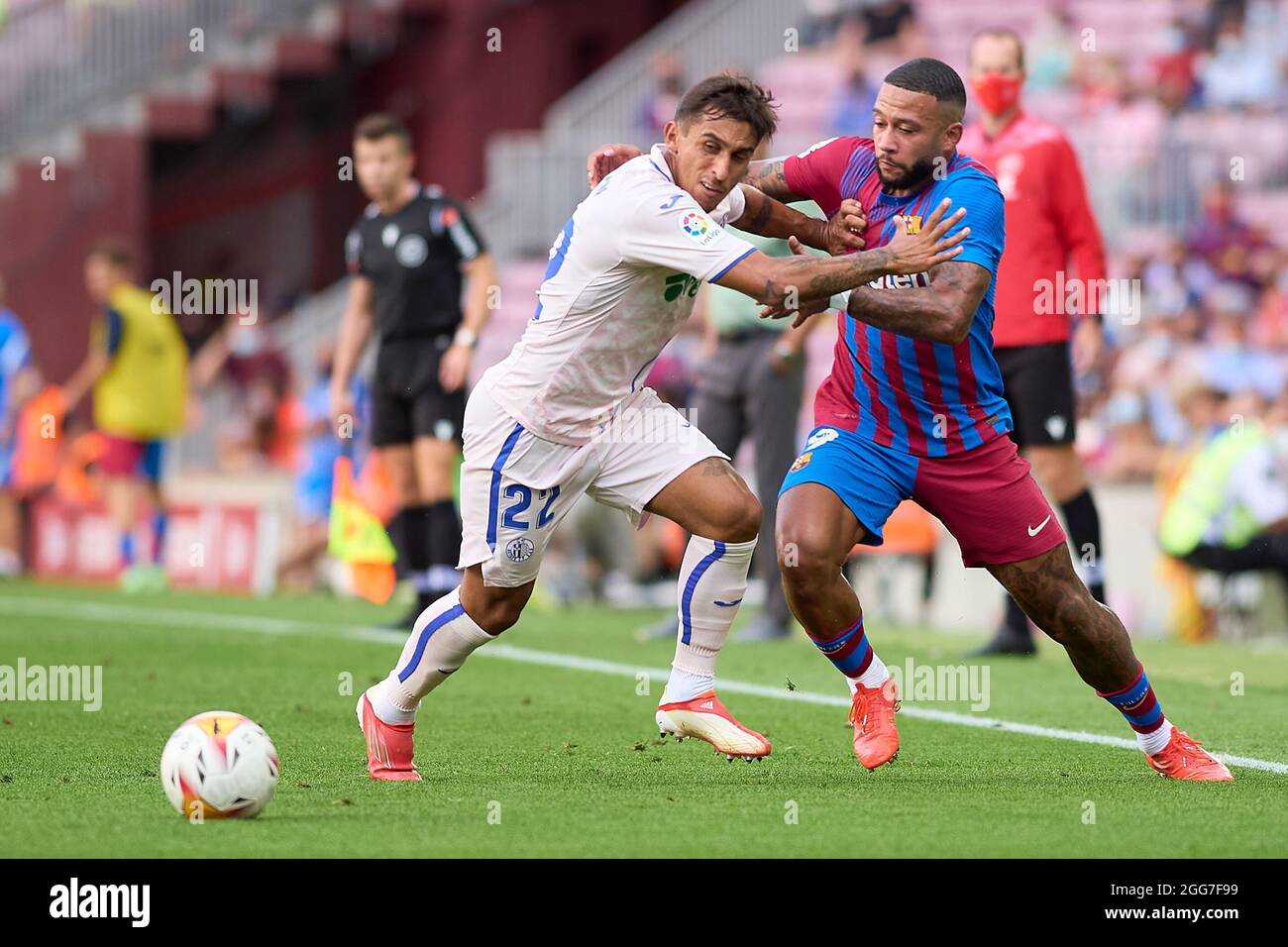 Barcelone, Espagne. . 29 août 2021. Memphis Depay du FC Barcelone en action avec Damian Suarez de Getafe CF pendant le match de la Ligue entre le FC Barcelone et Getafe CF au Camp Nou à Barcelone, Espagne. Crédit : DAX Images/Alamy Live News Banque D'Images