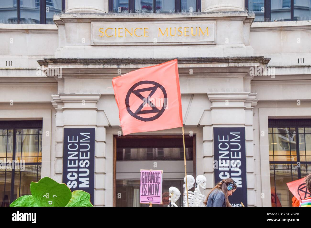 Londres, Royaume-Uni. 29 août 2021. Un drapeau de la rébellion d'extinction est vu pendant la manifestation à l'extérieur du Musée des Sciences. Des militants se sont rassemblés devant le musée de South Kensington pour protester contre le parrainage par Shell de l'exposition notre avenir planète sur le changement climatique et dans le cadre de la campagne de deux semaines de la rébellion de l'extinction. Crédit : SOPA Images Limited/Alamy Live News Banque D'Images