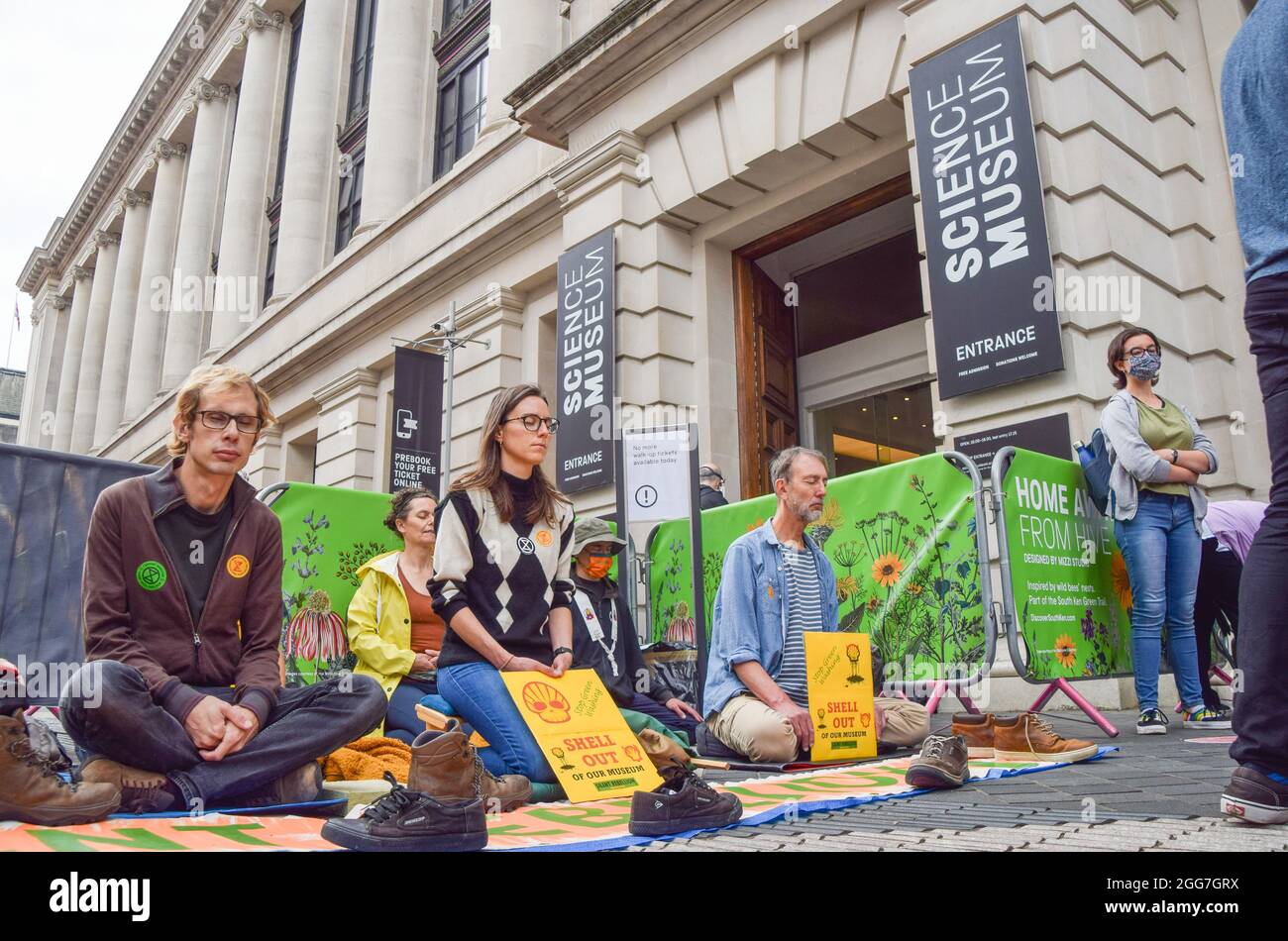 Londres, Royaume-Uni. 29 août 2021. Les manifestants s'assoient en silence pendant la manifestation à l'extérieur du Musée des Sciences. Des militants se sont rassemblés devant le musée de South Kensington pour protester contre le parrainage par Shell de l'exposition notre avenir planète sur le changement climatique et dans le cadre de la campagne de deux semaines de la rébellion de l'extinction. Crédit : SOPA Images Limited/Alamy Live News Banque D'Images