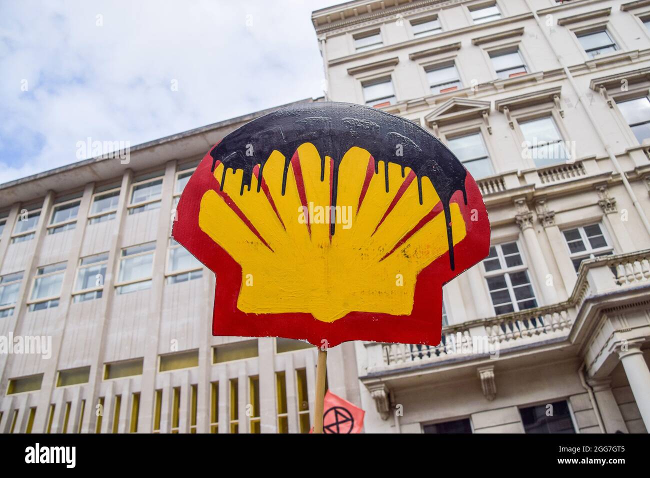 Londres, Royaume-Uni. 29 août 2021. Un logo de la coquille colorée à l'huile est visible pendant la démonstration à l'extérieur du Musée des sciences. Des militants se sont rassemblés devant le musée de South Kensington pour protester contre le parrainage par Shell de l'exposition notre avenir planète sur le changement climatique et dans le cadre de la campagne de deux semaines de la rébellion de l'extinction. Crédit : SOPA Images Limited/Alamy Live News Banque D'Images