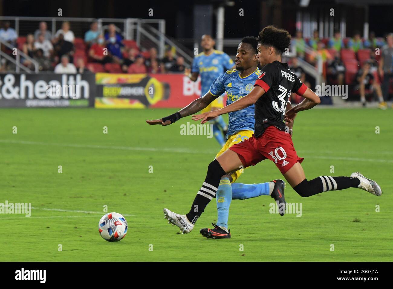 Washington, États-Unis. 28 août 2021. DC United Player, Kevin Paredes et Philadelphia Aval Powell vu en action pendant le match DC United vs Philadelphie à Audi Field à Washington.final score ; DC United 3 Philadelphie 1 (photo de Lénine Nolly/SOPA Images/Sipa USA) Credit: SIPA USA/Alay Live News Banque D'Images