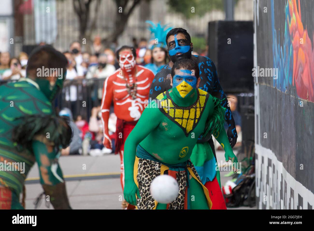 Mexico, Mexique. 28 août 2021. Un homme participe au « jeu de ballon Mexica  » ou pok-ta-pok, qui n'était pas un sport, mais un rituel d'une grande  importance religieuse qui symbolisait la
