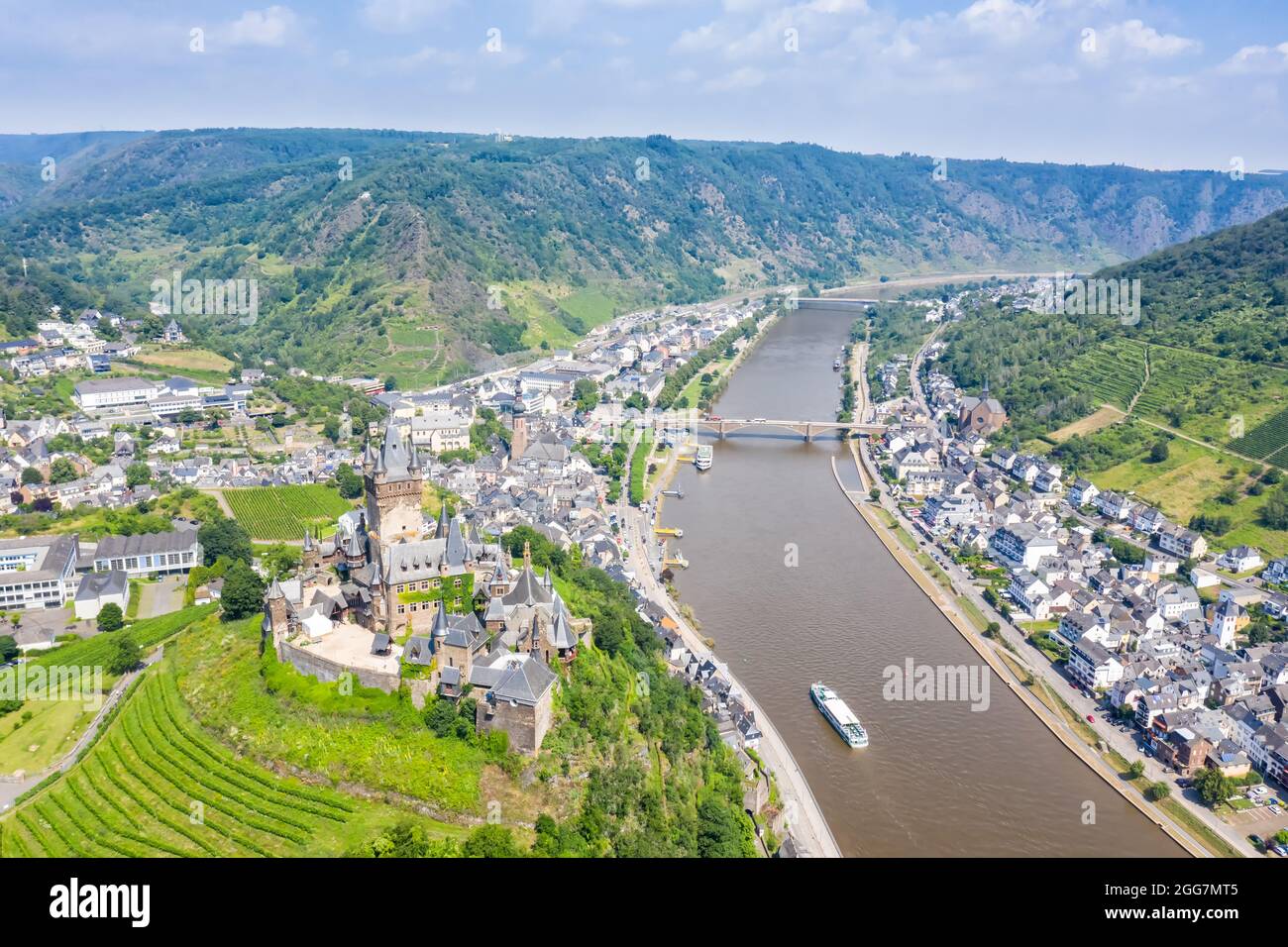 Ville de Cochem à la Moselle Mosel avec château du Moyen Age en Allemagne aérienne Banque D'Images