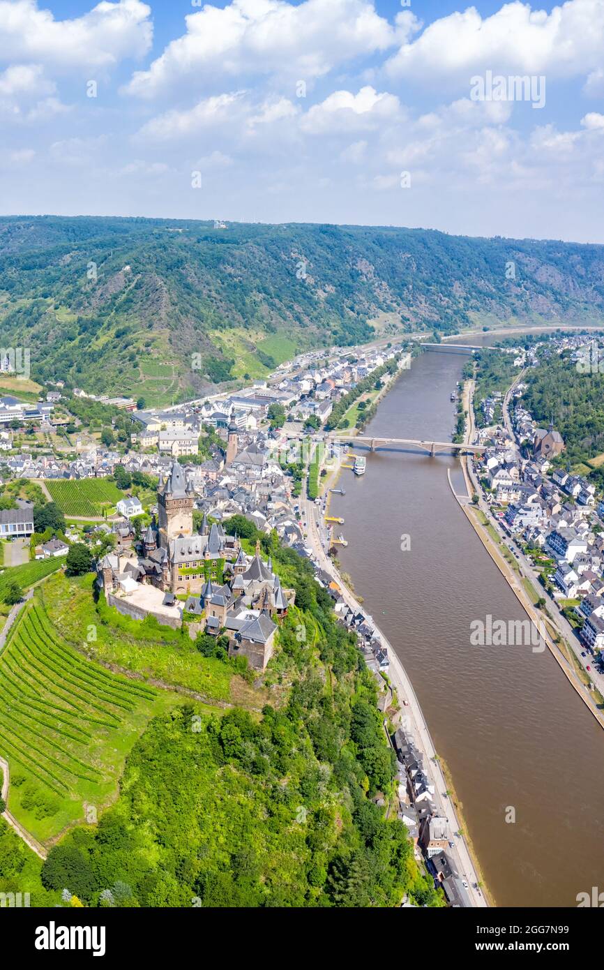Ville de Cochem à la Moselle Mosel avec le château du Moyen âge format portrait en Allemagne aérienne Banque D'Images
