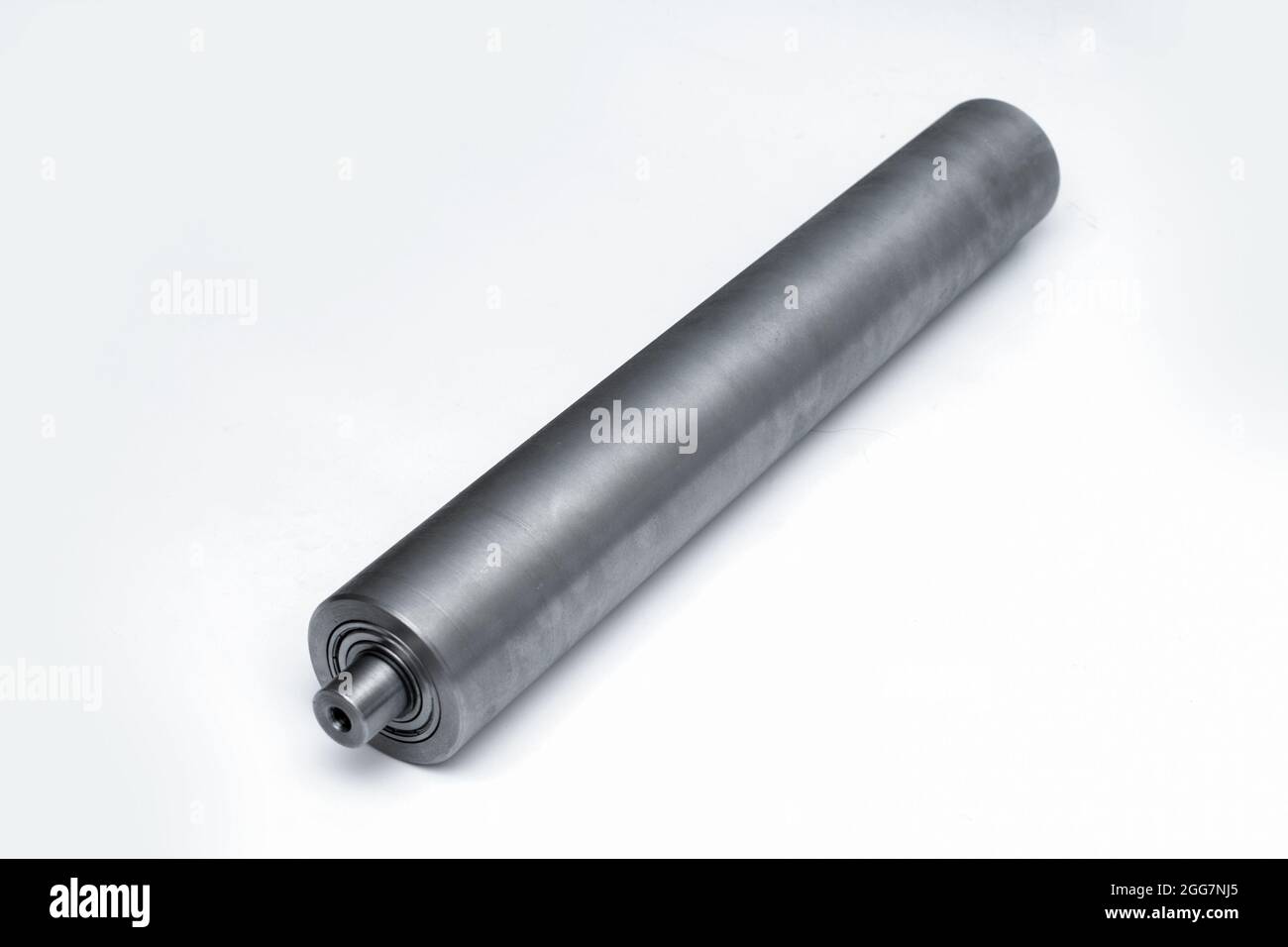 Arbre de tuyau en acier en métal fabriqué sur un tour pour l'industrie du convoyeur d'usine. Banque D'Images