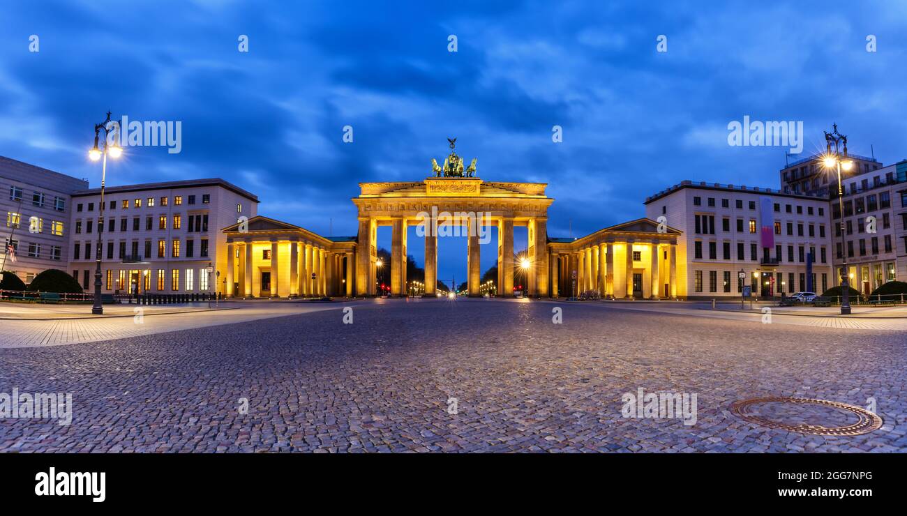 Berlin Brandenburger Tor Gate en Allemagne la nuit bleu heure copyspace copier l'espace panorama crépuscule Banque D'Images