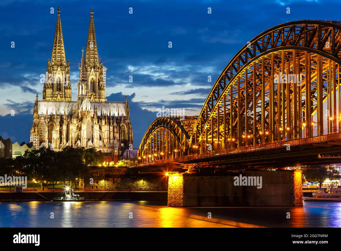 La ville de Cologne est au centre de la cathédrale et le pont Hohenzollern avec le Rhin en Allemagne, le soir du crépuscule Banque D'Images