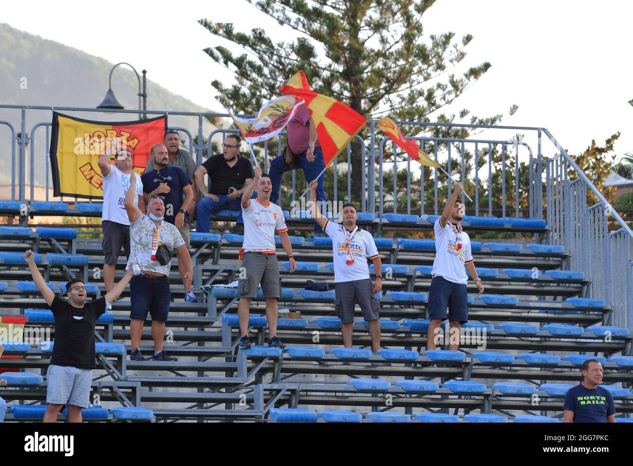ACR Messina fans avec leurs drapeaux pendant la Ligue italienne de football Pro, Serie C, Paganese vs ACR Messina au stade Marcello Torre. Note finale 4-4. (Photo de Pasquale Senatore/Pacific Press/Sipa USA) Banque D'Images