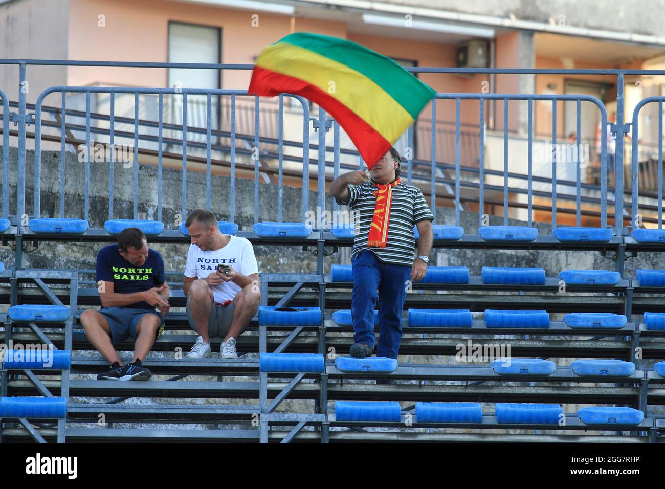 ACR Messina fans avec leurs drapeaux pendant la Ligue italienne de football Pro, Serie C, Paganese vs ACR Messina au stade Marcello Torre. Note finale 4-4. (Photo de Pasquale Senatore/Pacific Press/Sipa USA) Banque D'Images