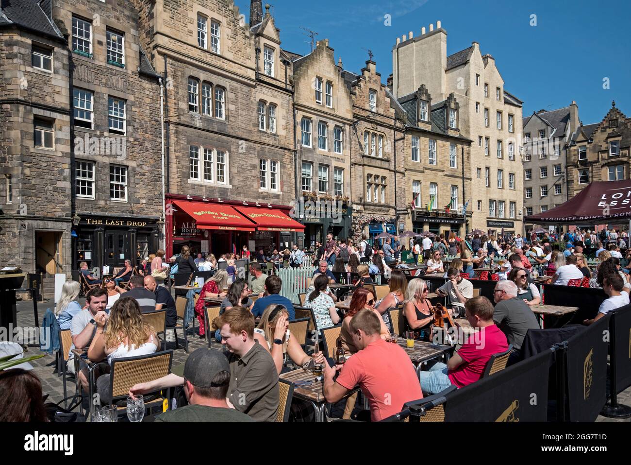 Touristes et locaux se détendant dehors et appréciant le soleil dans le Grassmarket, Edimbourg, Ecosse, Royaume-Uni. Août 2021. Banque D'Images Touristes et locaux se détendant dehors et appréciant le soleil dans le Grassmarket, Edimbourg, Ecosse, Royaume-Uni. Août 2021. Banque D'Images