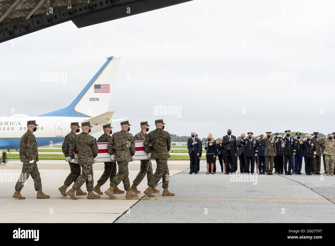 Une équipe de transport du corps des Marines des États-Unis transfère les restes du caporal de lance du corps des Marines. Jared M. Schmitz, de St. Charles, Missouri, le 29 août 2021, à la base aérienne de Douvres, Delaware. Schmitz, qui a été tué lors d'un attentat-suicide à l'extérieur de l'aéroport de Kaboul le jeudi 26 août, a été affecté au 2e Bataillon, 1er Régiment maritime, 1re Division maritime, I Marine Expeditionary Force, Camp Pendleton, Californie. Photo de Jason Minto/États-Unis Force aérienne/UPI crédit: UPI/Alay Live News Banque D'Images