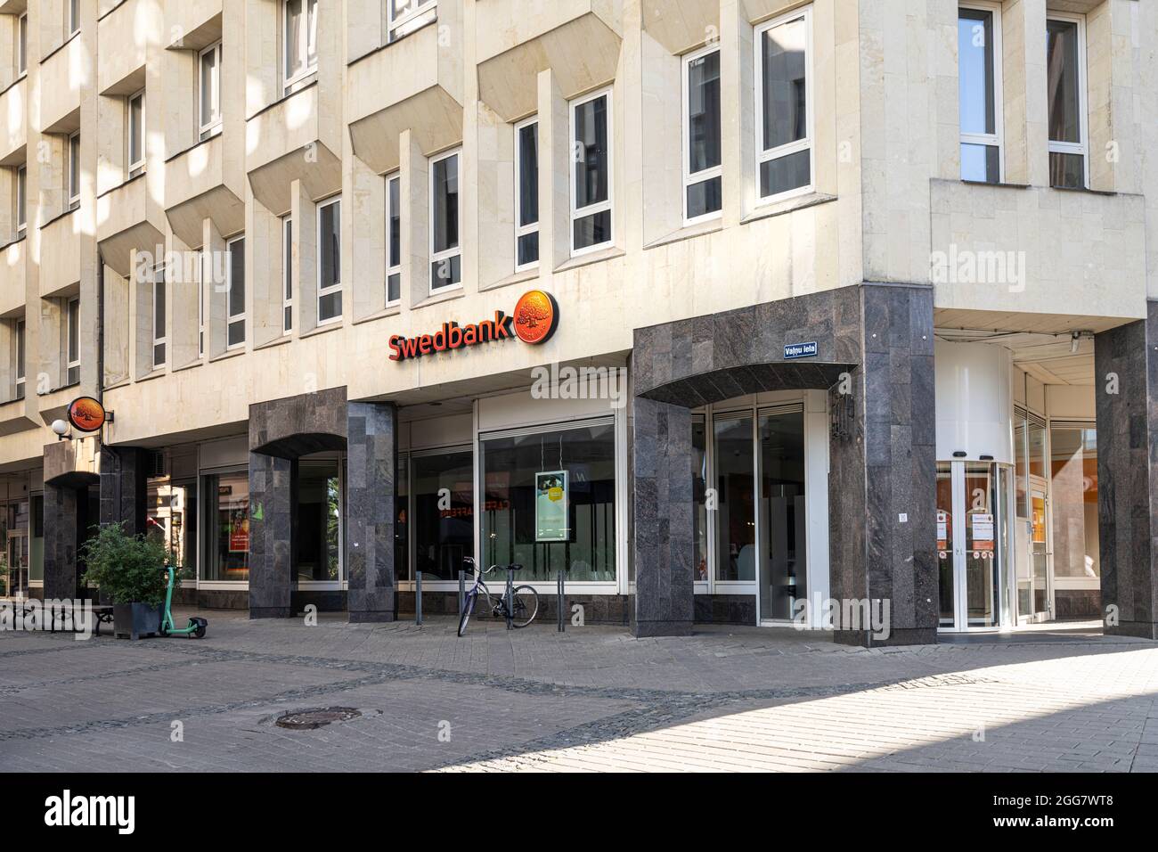 Riga, Lettonie. Août 2021. Vue extérieure de la succursale Swedbank dans le centre-ville Banque D'Images