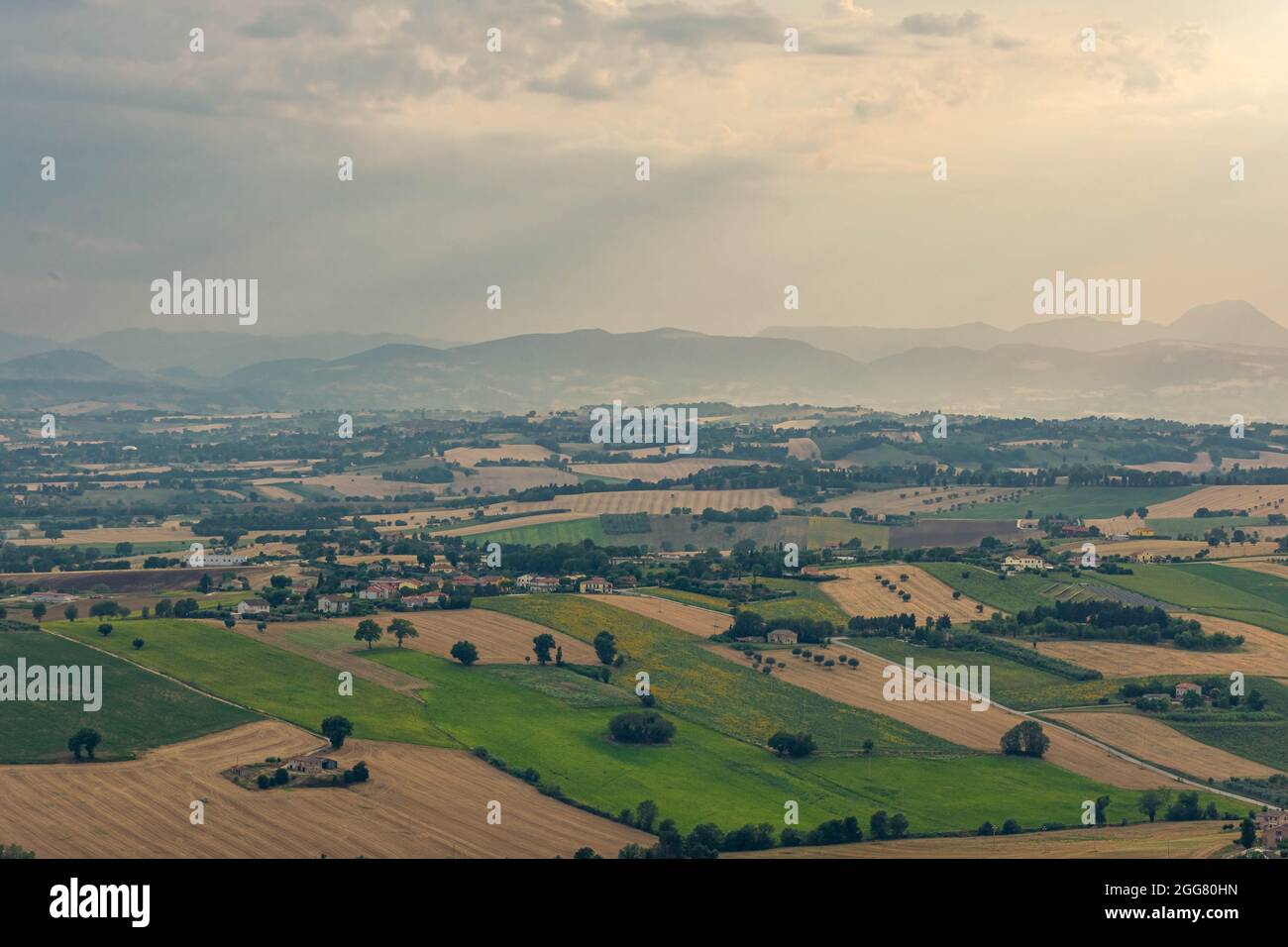 Magnifique paysage de la campagne des Marches de Recanati, Italie au coucher du soleil Banque D'Images