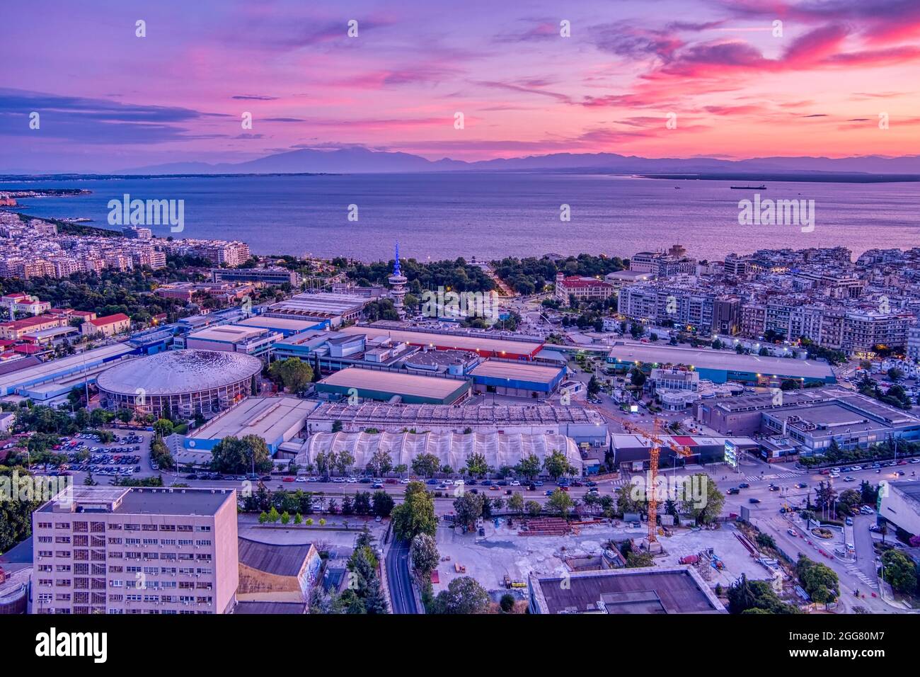 Vue aérienne de la ville de Thessalonique au coucher du soleil depuis les universités et le centre d'exposition international HELEXPO, Grèce du Nord Banque D'Images
