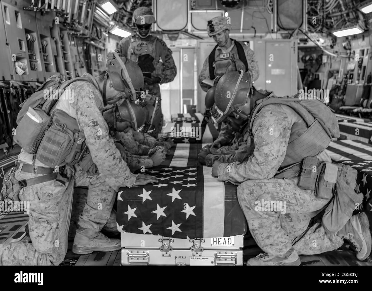 Les Marines des États-Unis honorent leurs morts lors d'une cérémonie de rampe à l'aéroport international Hamid Karzaï, août 27. Banque D'Images