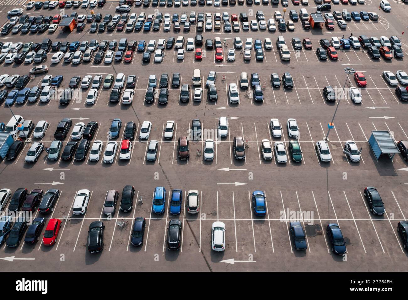 Grand parking près du centre commercial ou du centre commercial, vue  aérienne de haut Photo Stock - Alamy