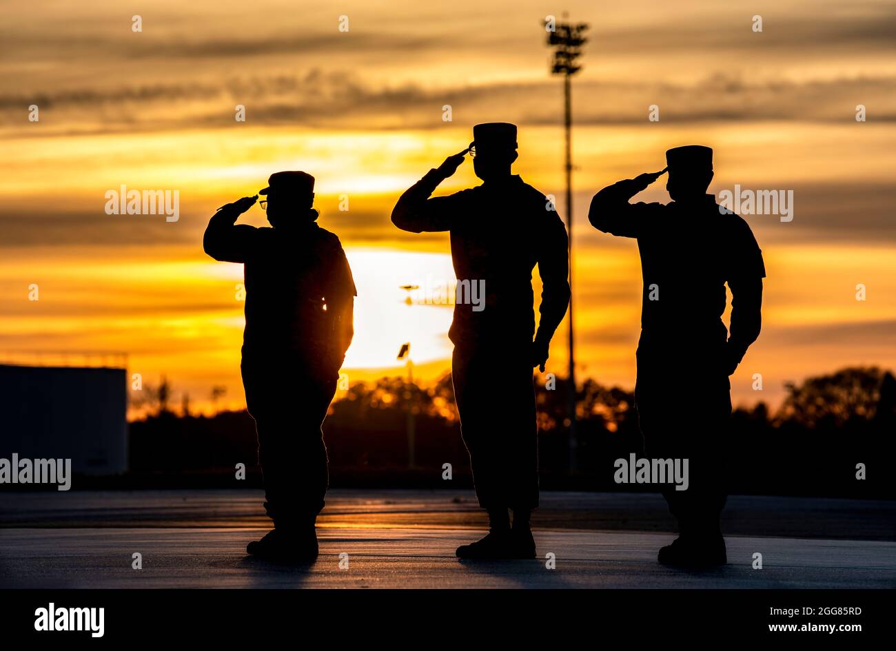 Le personnel des opérations des affaires mortuaires de la Force aérienne salue lors de la formation de nuit au transfert digne à la base aérienne de Douvres, Delaware, le 30 mars 2021. Les événements de formation aident les équipes de transport à se préparer à honorer les membres du service déchus lorsqu'ils retournent aux États-Unis à l'AFB de Douvres. (É.-U. Photo de la Force aérienne par le premier Airman Christopher Quail) Banque D'Images