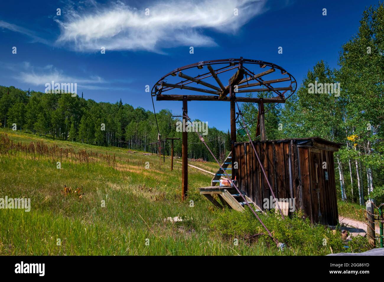 Les restes d'une remontée mécanique abandonnée sont assis sur Copper Ridge juste à côté de Steamboat Springs Colorado Banque D'Images