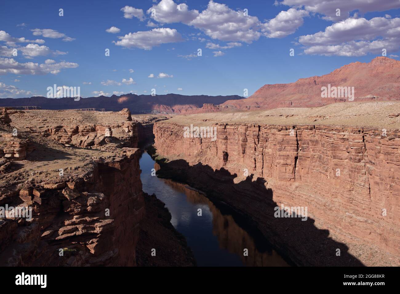 Vue au coucher du soleil sur le fleuve Colorado traversant Marble Canyon, à côté des falaises Vermilion dans le nord de l'Arizona, aux États-Unis Banque D'Images