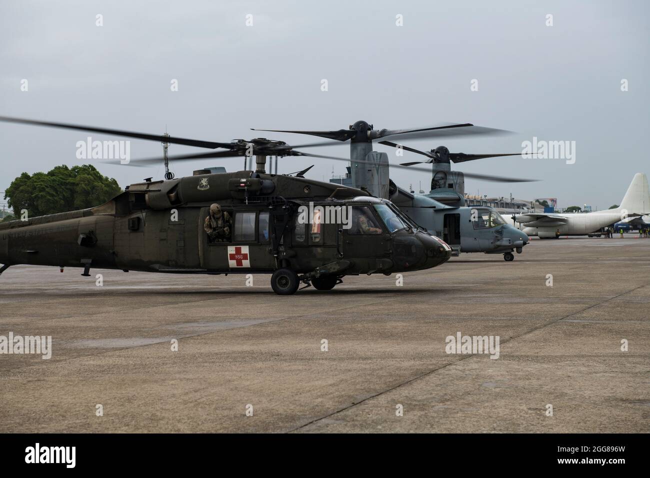 Les soldats américains du 1er Bataillon, 228e Régiment d'aviation, Force opérationnelle interarmées-Bravo, base aérienne de Soto Cano, Honduras, reviennent de fournir de l'aide humanitaire lors des secours en cas de catastrophe à Port-au-Prince, Haïti, le 25 août 2021. À la demande du Commandement Sud des États-Unis, des membres du service ont été déployés pour soutenir les efforts de secours avec l'Agence américaine pour le développement international pour la population d'Haïti après que le pays ait été frappé par un tremblement de terre, le 14 août. Le Groupe de travail conjoint comprend les cinq branches de l'armée américaine, ainsi que les biens terrestres, maritimes et aériens de chaque branche. (Photo de la Force aérienne des États-Unis par Tech Banque D'Images