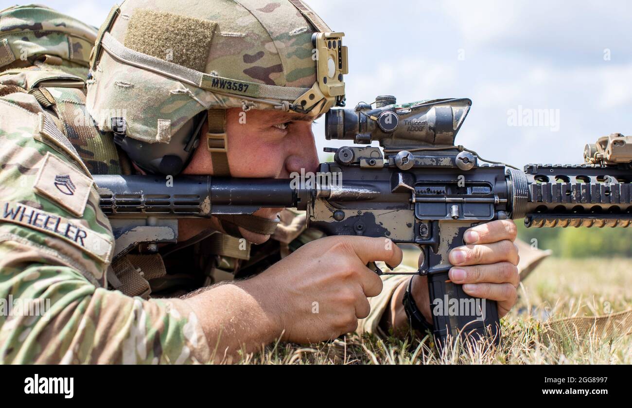 Sergent d'état-major Michael Keeler, Garde nationale de New York, Regarde ses vues pendant un zéro spécial dans le cadre du 50e Winston P. Wilson et du 30e Championnat de compétence des forces armées à la rencontre d'armes de fusil et de pistolet organisé par le Centre d'entraînement de la garde nationale de Marksmanship tenu au Centre d'entraînement de manœuvre de Robinson du 27 août au 3 septembre 2020. (Photo HDR) (Etats-Unis Photo de la Garde nationale de l'armée par le Sgt. Jovi Prevot) Banque D'Images