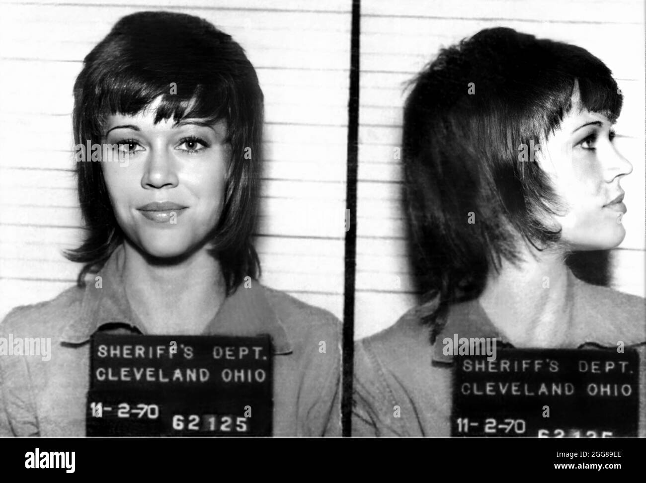 1970, 2 novembre , Cleveland , Ohio , Etats-Unis : la célèbre actrice et activiste de cinéma JANE FONDA ( née le 21 décembre 1937 ) quand a été arrêtée pour avoir coups de pied un policier local par le département de police de Cleveland dans la tasse officielle tourné . L'actrice, puis 32, a éraflé avec le policier après avoir été arrêté à l'aéroport par les agents des douanes des États-Unis pour avoir une grande quantité de pilules en sa possession . Photographe inconnu du département de police de Cleveland . - HISTOIRE - mugshot - mug-shot - FOTO STORICHE - Personalità da giovani giovane - personnalité personnalités quand était jeune - Gioventù - giovin Banque D'Images