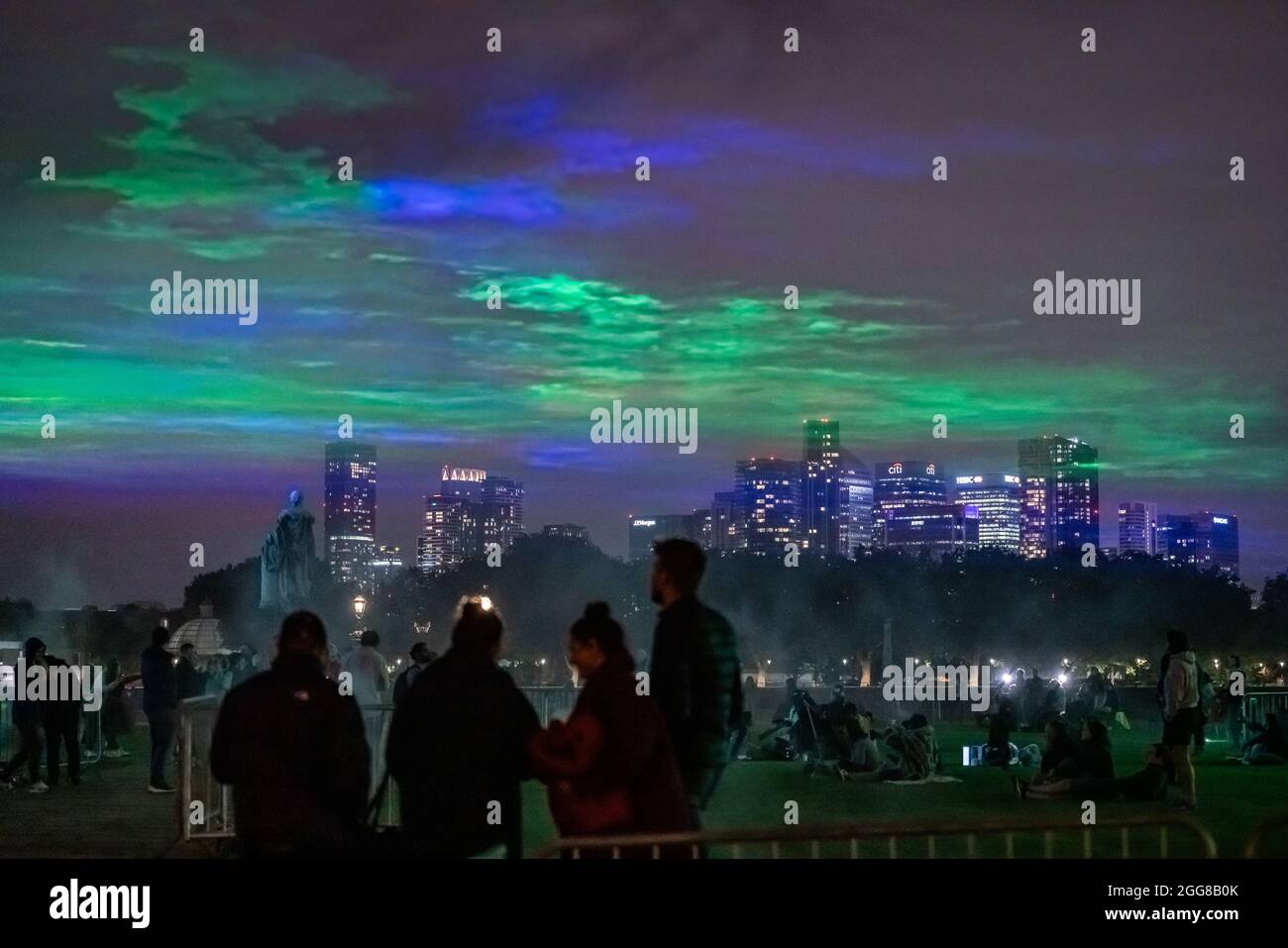 « borealis » de l'artiste Dan Acher illumine le ciel nocturne dans des teintes abstraites et colorées au-dessus du Old Royal Naval College dans le cadre du festival international de Greenwich+Docklands. Banque D'Images