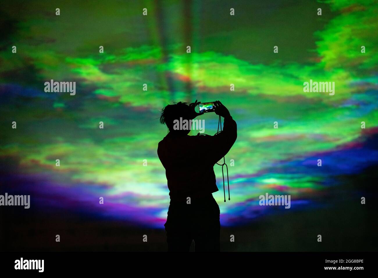 « borealis » de l'artiste Dan Acher illumine le ciel nocturne dans des teintes abstraites et colorées au-dessus du Old Royal Naval College dans le cadre du festival international de Greenwich+Docklands. Banque D'Images