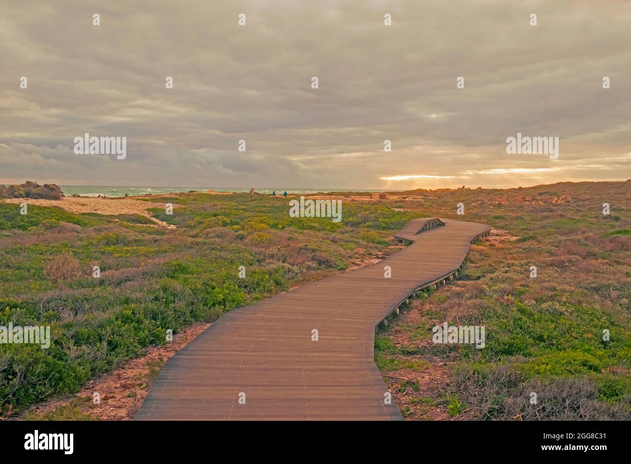 La marche a coulé au parc national de Cape Agulhas qui est le point le plus au sud du continent africain pendant le coucher du soleil en Afrique du Sud. Banque D'Images