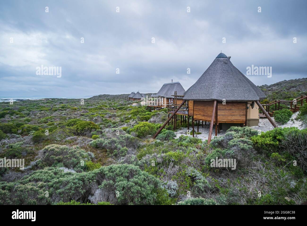 Les chalets sont construits dans une architecture de style africain au parc national de Cape Agulhas en Afrique du Sud, qui est le point le plus au sud du continent africain. Banque D'Images