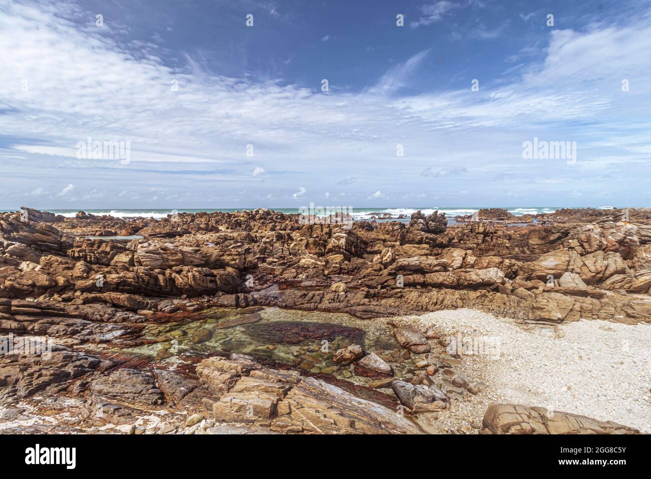 Paysage de la côte rocheuse sauvage du parc national du Cap Agulhas en Afrique du Sud qui est le point le plus au sud du continent africain. Banque D'Images
