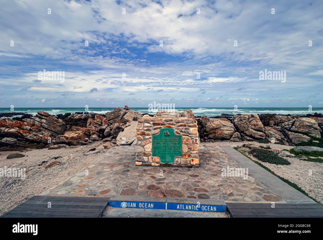 Marqueur de monument en pierre qui indique la ligne de démarcation officielle entre les océans Atlantique et Indien à Cape Agulhas, Afrique du Sud. Banque D'Images