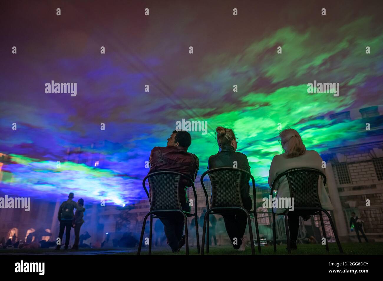 « borealis » de l'artiste Dan Acher illumine le ciel nocturne dans des teintes abstraites et colorées au-dessus du Old Royal Naval College dans le cadre du festival international de Greenwich+Docklands. Banque D'Images