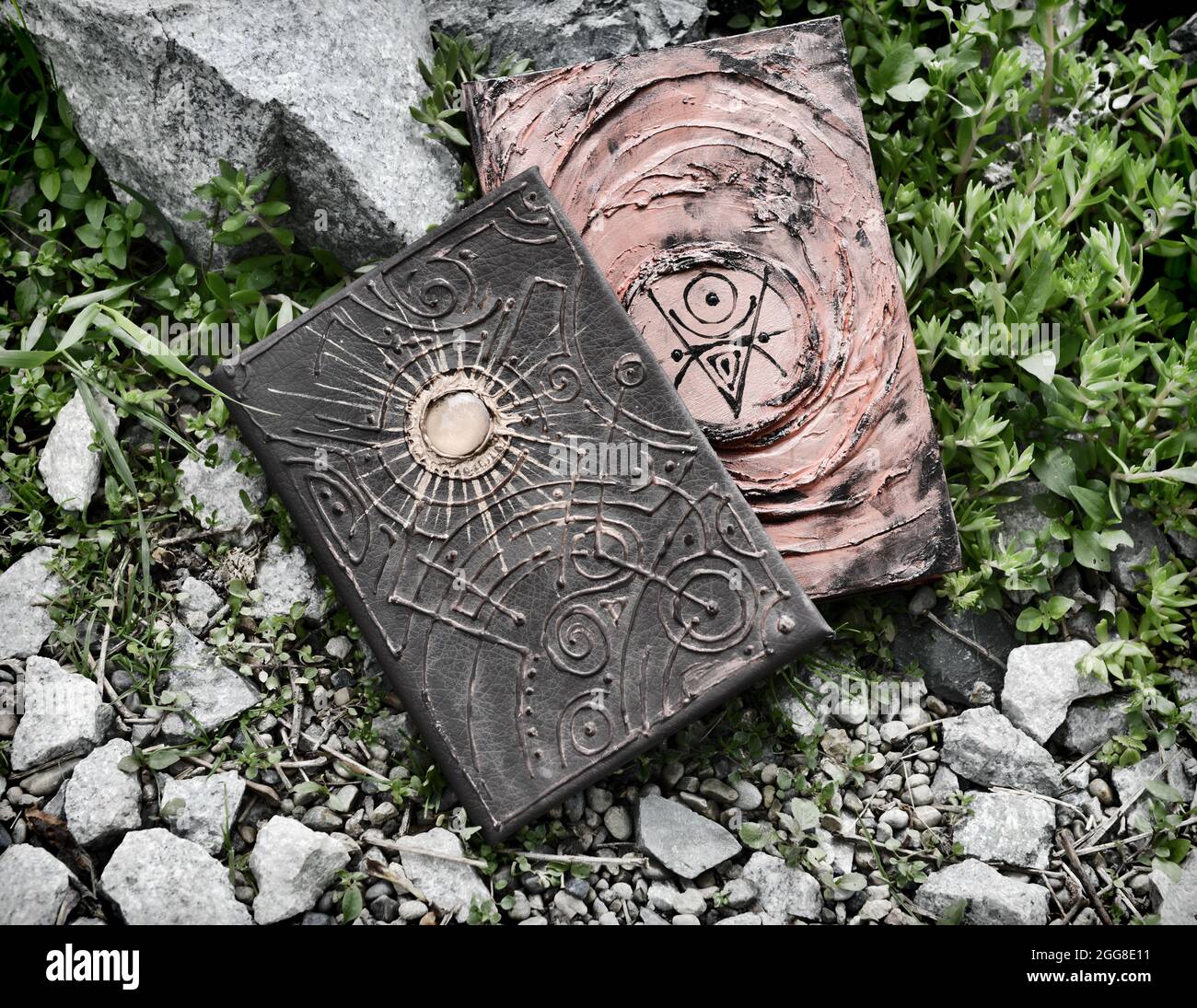 Grunge encore la vie avec deux livres de sorcières décorées de sorts magiques. Arrière-plan ésotérique, gothique et occulte, Halloween mystique et wicca concept en plein air Banque D'Images