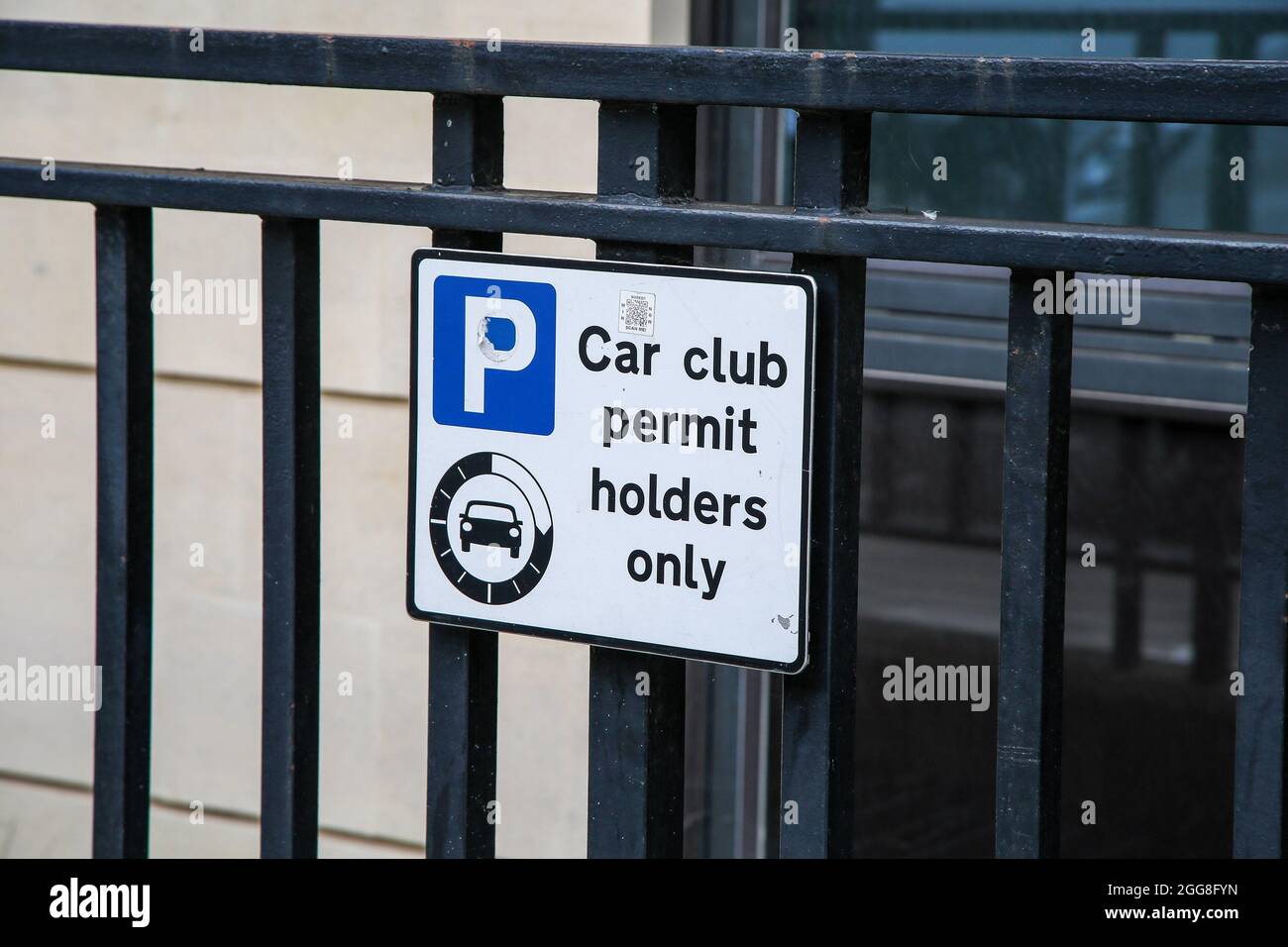 Bristol, Royaume-Uni. 16 août 2021. Affiche « réservé aux titulaires de permis de club de voiture » dans une aire de stationnement de Bristol. Crédit : SOPA Images Limited/Alamy Live News Banque D'Images