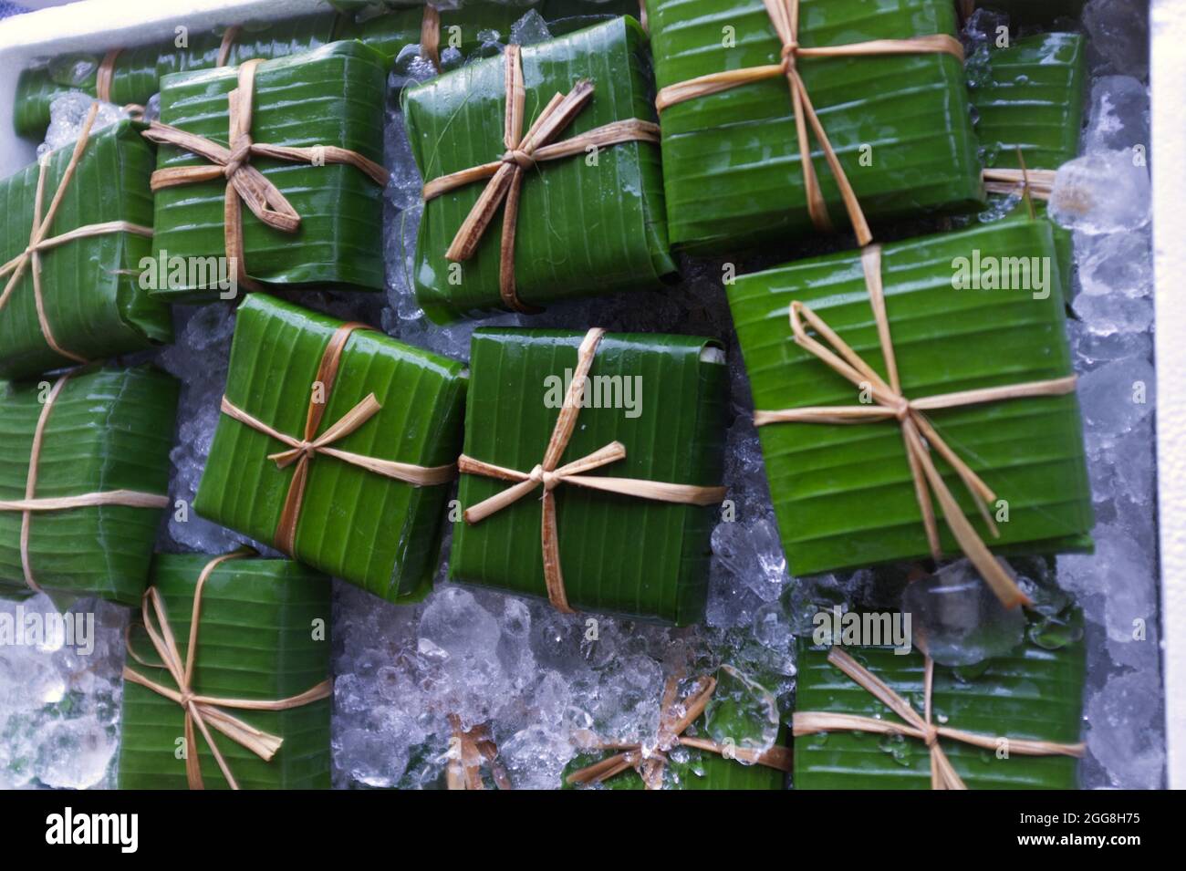 Emballage traditionnel de style thaïlandais, tofu fait maison enveloppé dans une feuille de banane avec une corde naturelle Banque D'Images