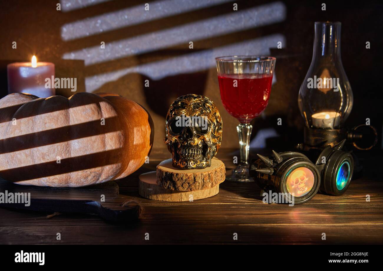 Crâne d'halloween effrayant avec citrouille et vin lors d'une nuit effrayante. Scène Halloween. Banque D'Images