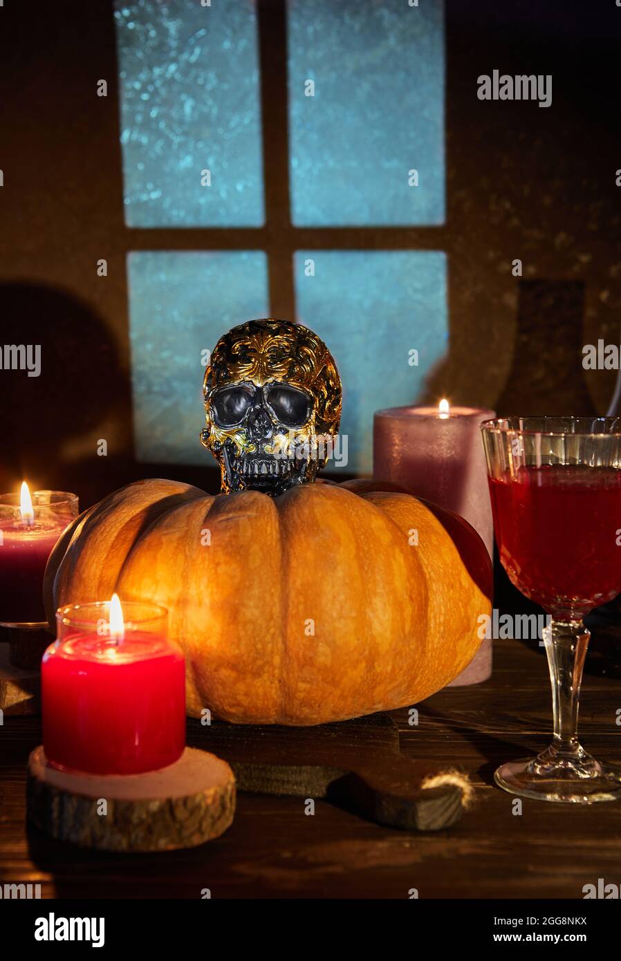 Crâne d'halloween effrayant avec citrouille et vin lors d'une nuit effrayante. Scène Halloween. Banque D'Images