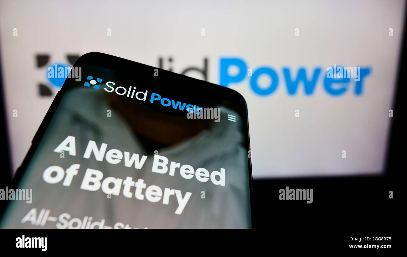 Téléphone mobile avec le site Web de l'entreprise américaine de batterie Solid Power Inc. À l'écran devant le logo de l'entreprise. Faites la mise au point dans le coin supérieur gauche de l'écran du téléphone. Banque D'Images