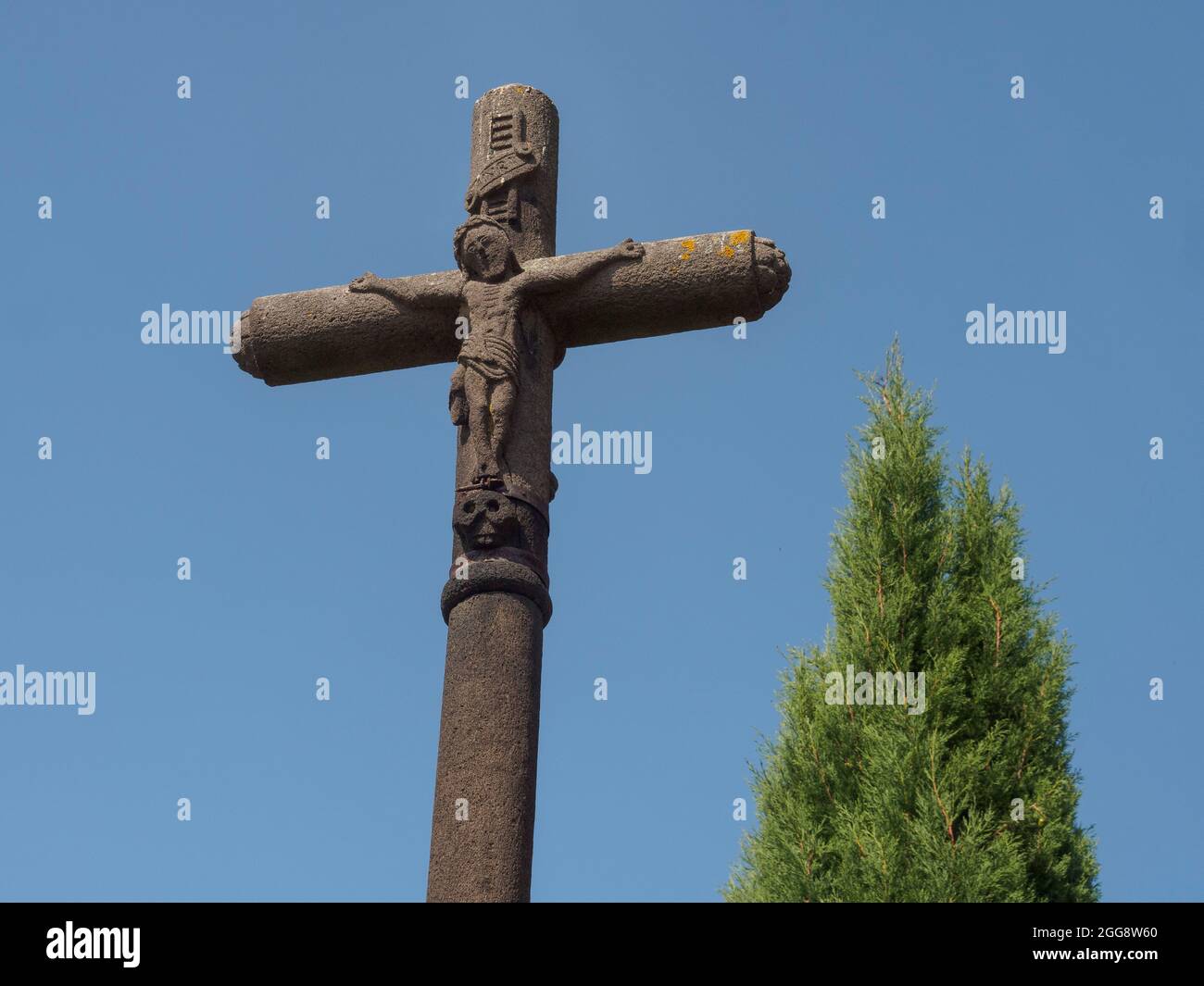 Jésus, croix de pierre sculptée, Ennezat, Puy-de-Dôme, Auvergne-Rhône-Alpes, France. Banque D'Images