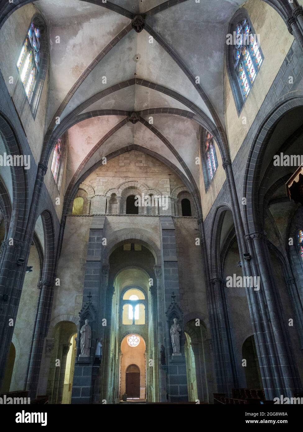 Voûtes et colonnes gothiques, nef, église, Ennezat, Puy-de-Dôme, Auvergne-Rhône-Alpes, France. Banque D'Images