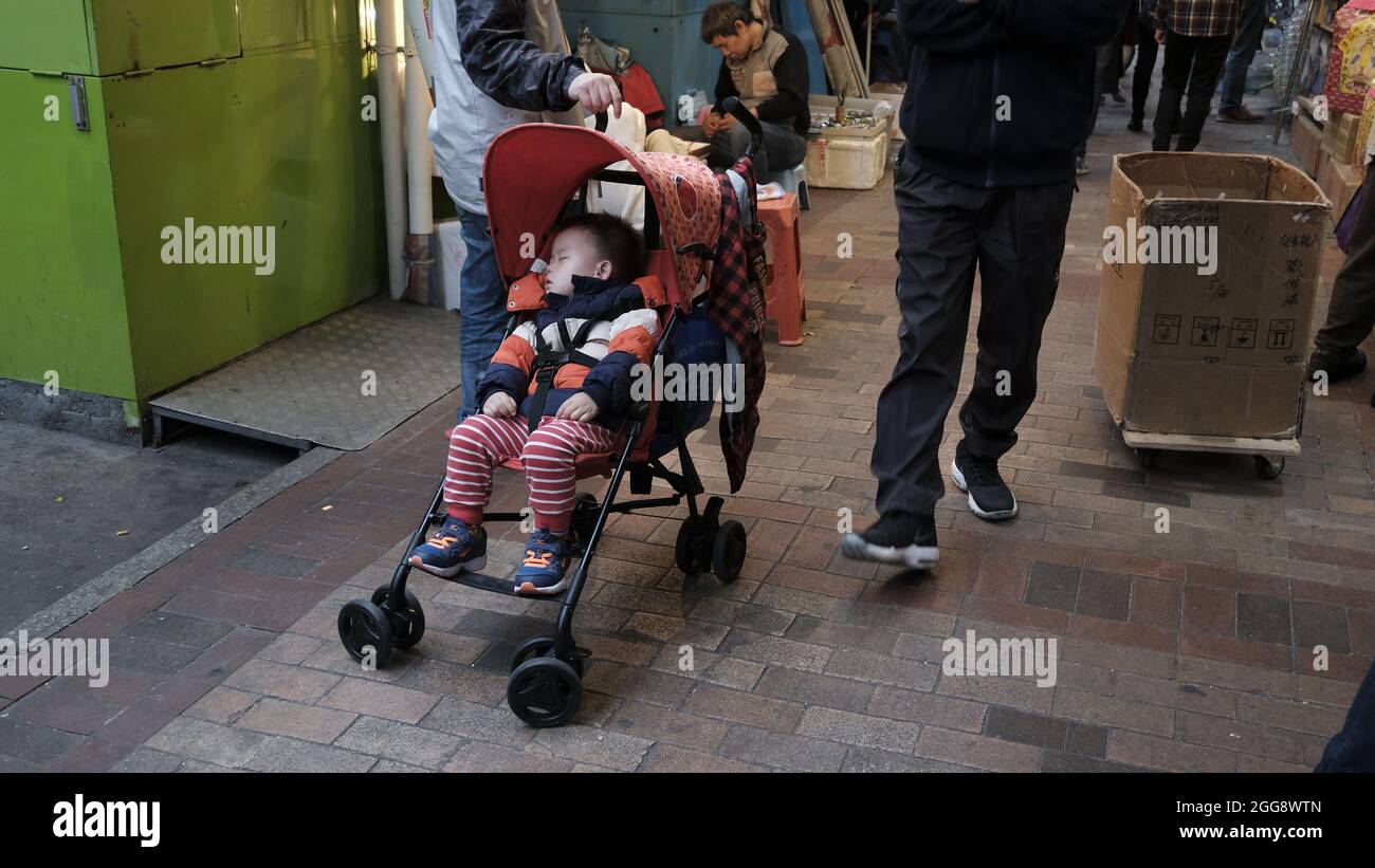Bébé dormant dans le marché Spoussel Shui po de Hong Kong traditionnel Old-School marché de nuit de style chinois Banque D'Images