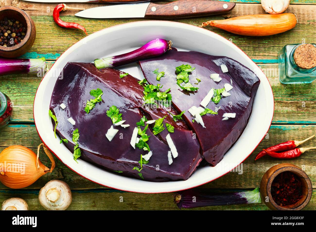 Morceau De Foie De Boeuf Cru Sur La Table De Cuisine Foie Frais Pour Cuisiner Photo Stock Alamy