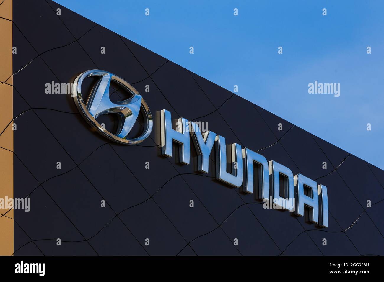 Logo Hyundai sur le bâtiment de la concession automobile à la journée ensoleillée - Hyundai est un constructeur automobile multinational sud-coréen - Tula, Russie, 08 27 2021 Banque D'Images